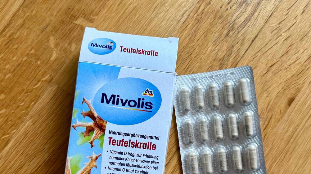 Teufelskralle-Kapseln getestet: Nahaufnahme der Verpackung mit Logo und des daneben liegenden Tablettenblister.