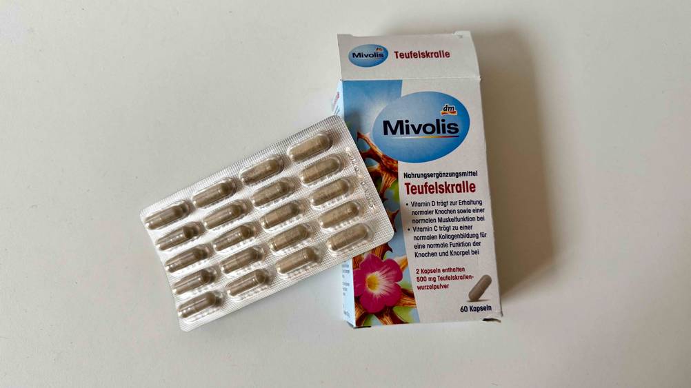Auf einer Packung der Teufelskralle-Kapseln im Test liegt horizontal ein Tabelettenblister.