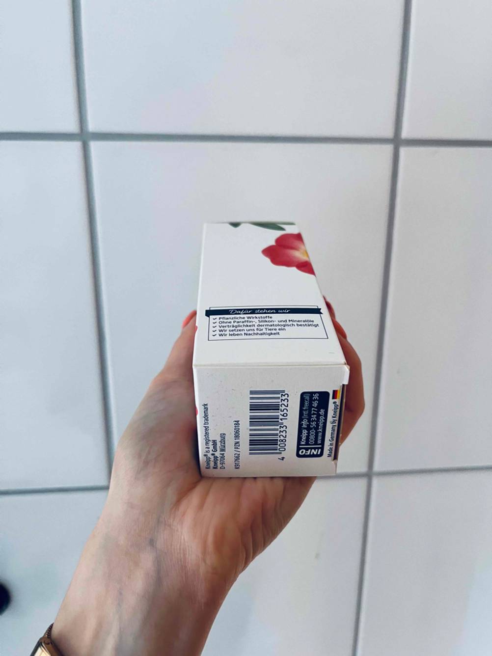 Teufelskralle getestet: Boden einer Packung von einer Hand gehalten.