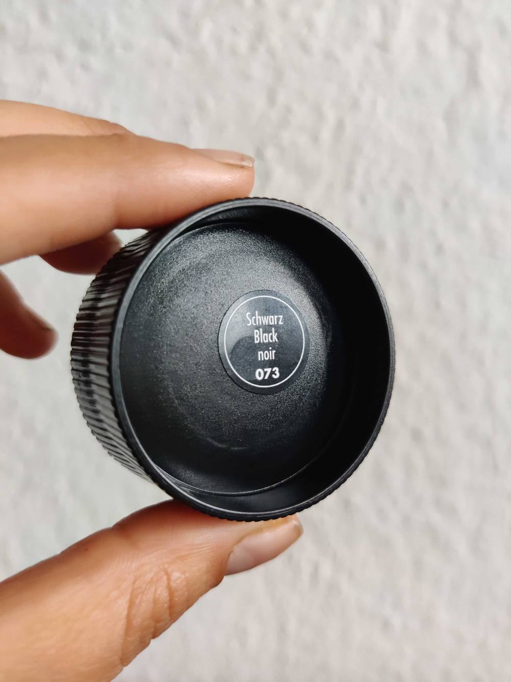 Deckel von einer getesteten Textilfarbe-Verpackung. 