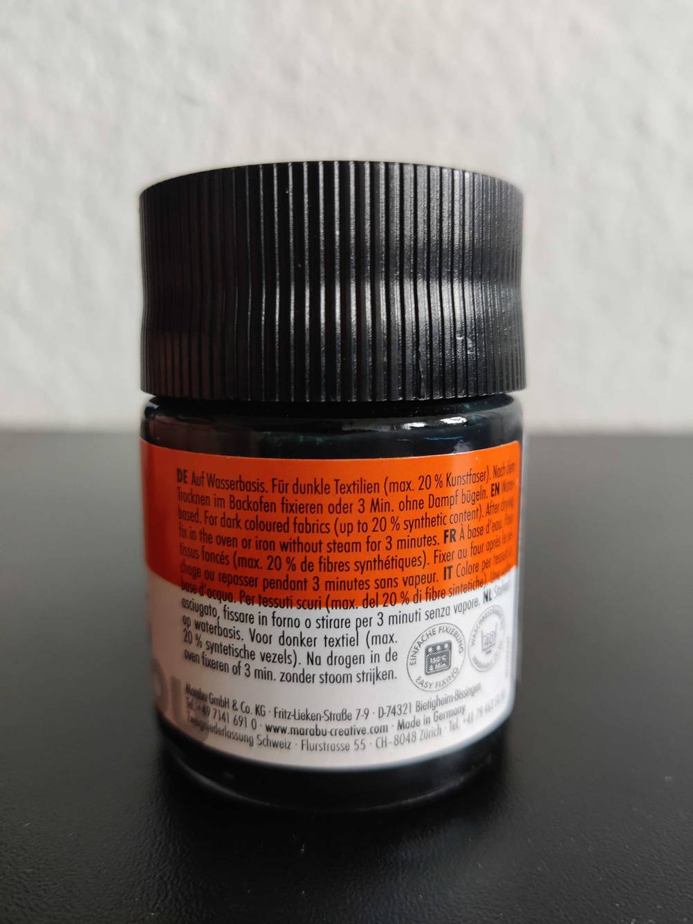 Eine Textilfarbe im Test: Rückseite von der Verpackung mit Anwendungshinweisen. 