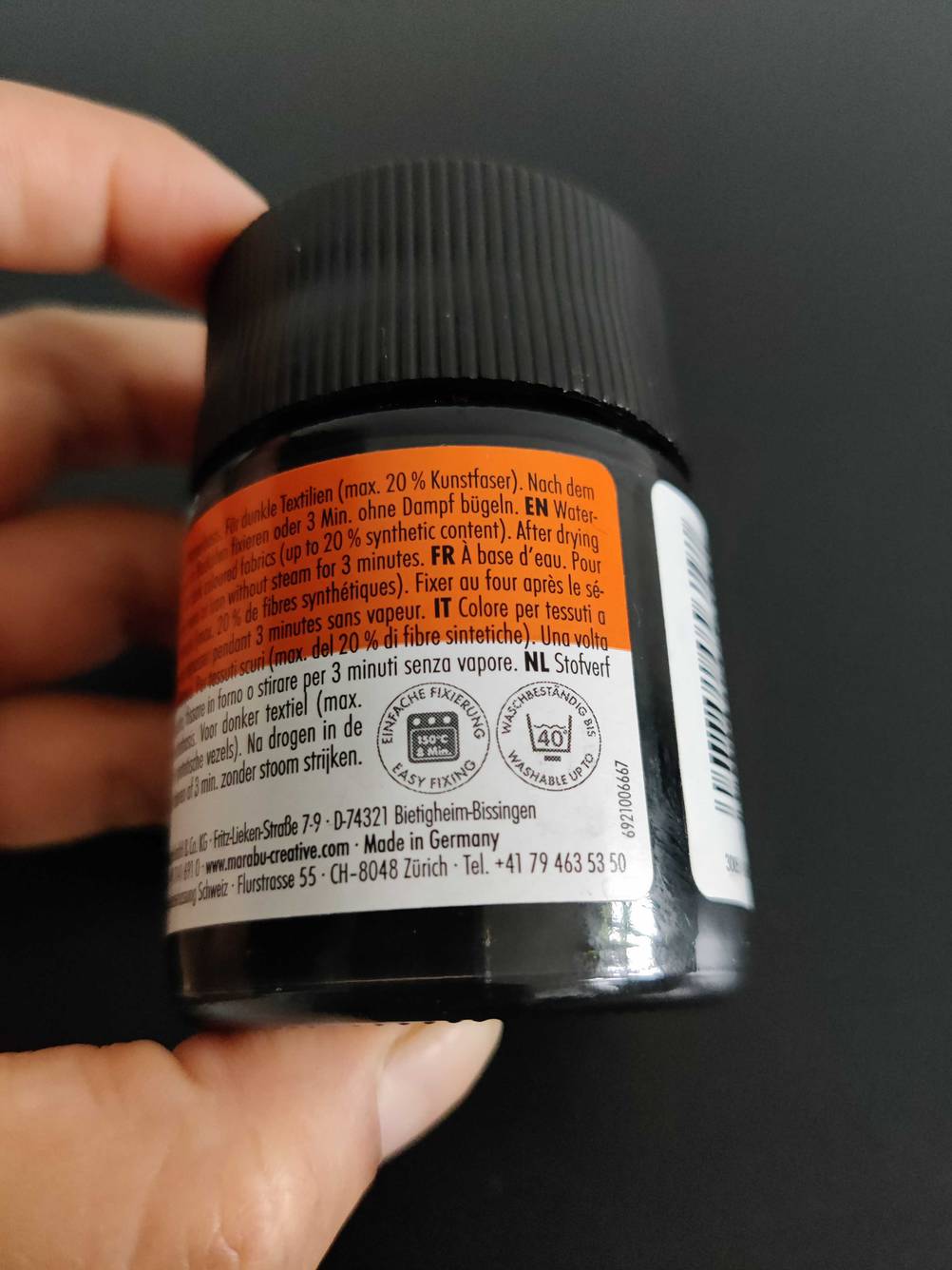 Anleitung auf der Verpackung einer Textilfarbe