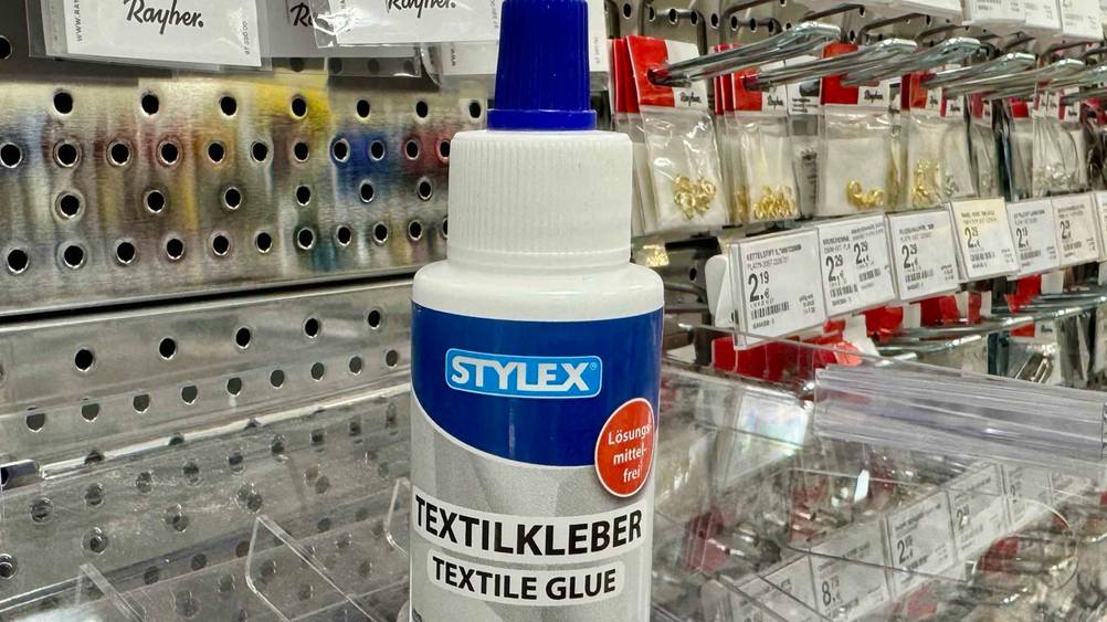 Textilkleber im Test: Nahaufnahme des Labels auf der Flasche mit Logo.