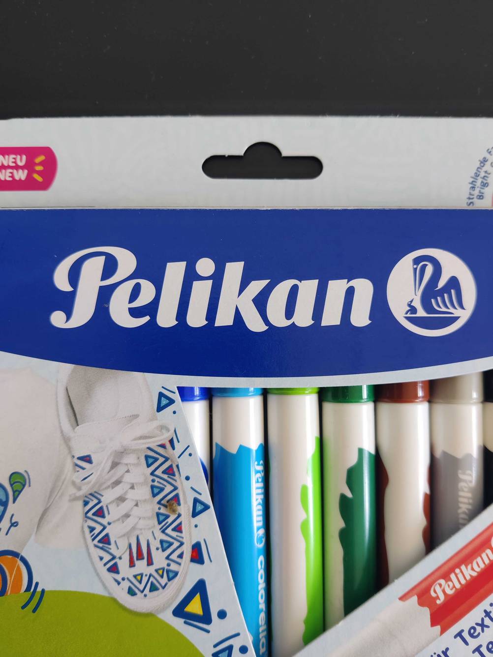 Nahaufnahme des Logos auf der Verpackung der getesteten Textilstifte.