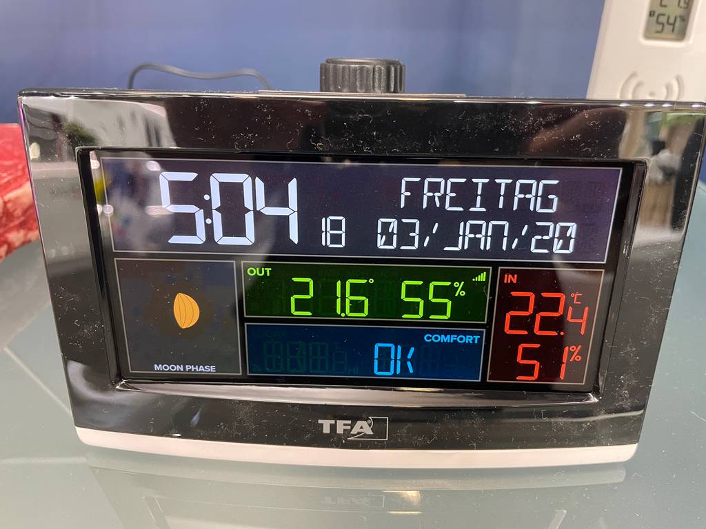 Detailansicht des eingeschalteten Displays eines getesteten digitalen Weckers mit vielen Anzeigen.