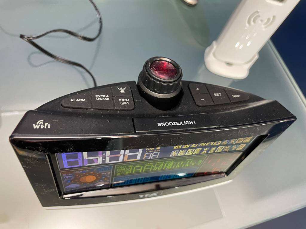 Digitaler Wecker-Test: Blick von oben auf ein eingeschaltetes Gerät.