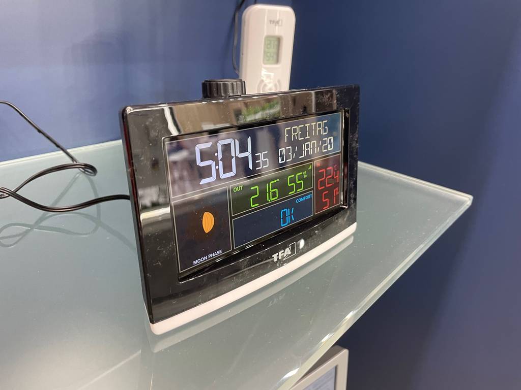 Blick von schräg vorn auf einen digitalen Wecker im Test.