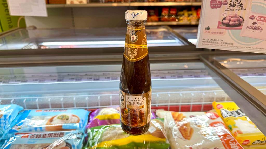 Pfeffersaucen-Test: eine Flasche steht auf einer Gefriertruhe.