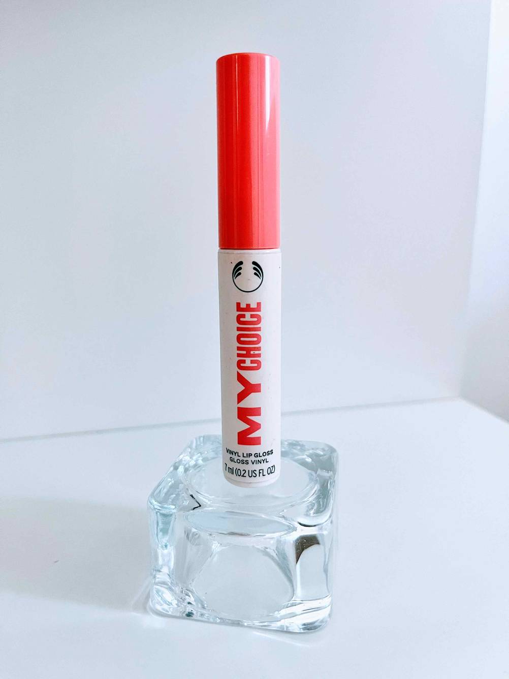 Im Test: Lip Plumper My Choice steht auf Glaswürfel in weißem Regal.