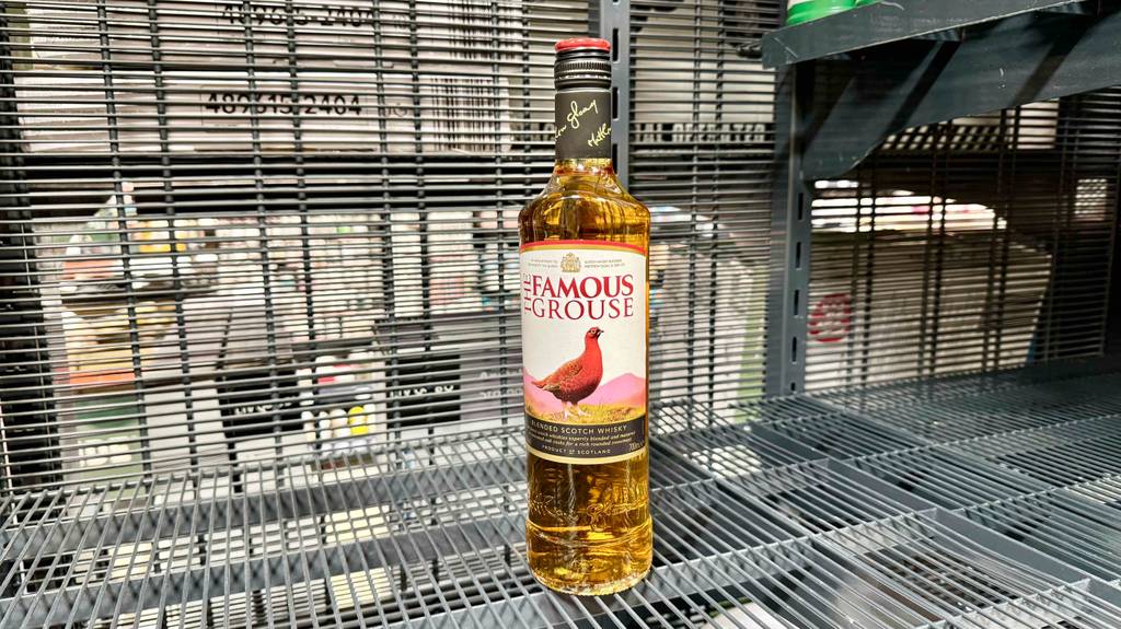 Eine Flasche Blended Whisky steht zum testen in einem Gitterregal.
