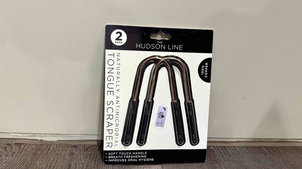 Zungenreiniger-Kupfer getestet: Die 2-er-Packung lehnt an einer weißen Wand.