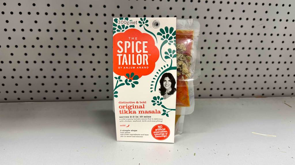 Tikka-Masala-Paste im Test: Die in Plastik verpackte Paste ragt halb aus der Kartonumverpackung.