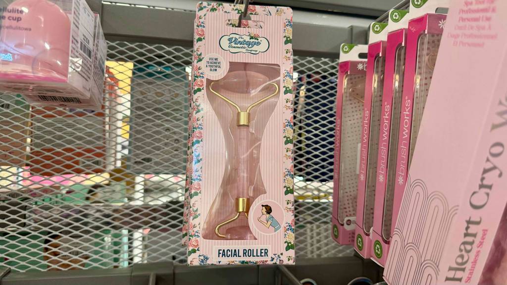 Ein Jade-Roller hängt zum Testen zwischen anderen Produkten in einem Hängeregal.