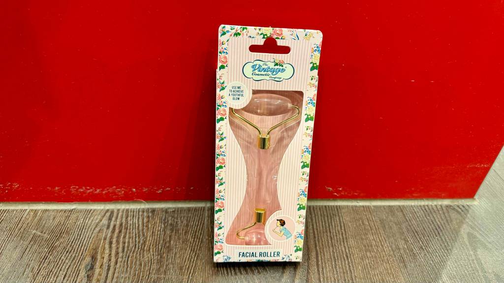 Im Test: Ein Jade-Roller steht in Originalverpackung vor einer roten Wand.