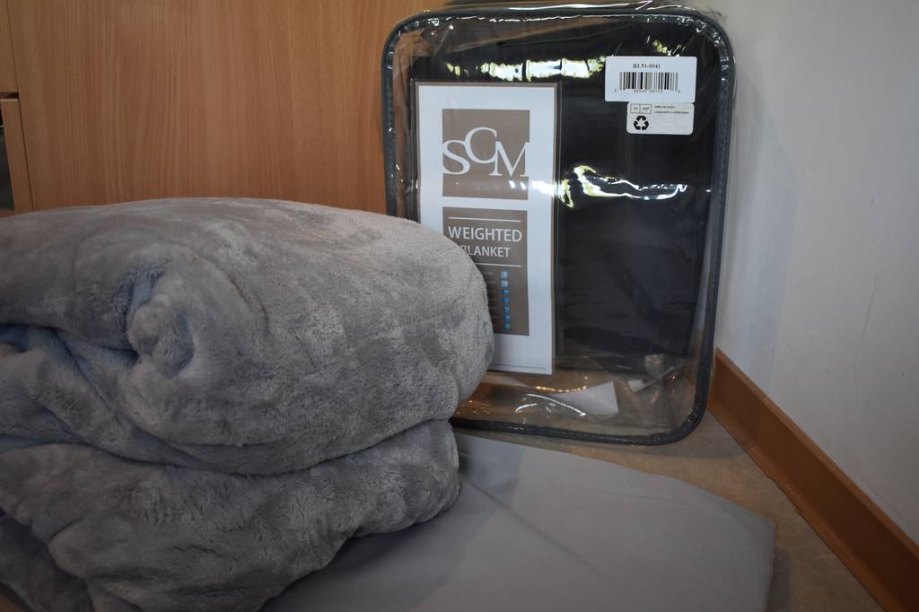 SCM-Therapiedecke zusammengefaltet vor der Verpackung