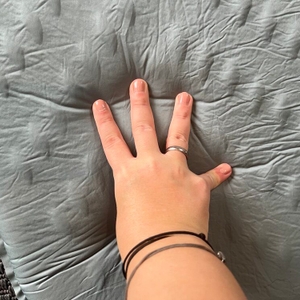 Eine Hand drückt auf die mit Luft gefüllte Therm-A-Rest Trail Lite