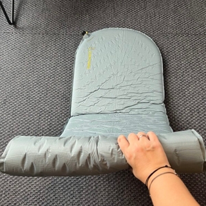 Die Therm-A-Rest Trail Lite wird von einer Hand eingerollt