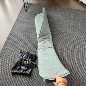 Die Therm-A-Rest Trail Lite wird vollständig ausgerollt von einer Hand gehalten