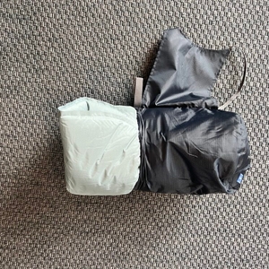 Die Therm-A-Rest Trail Lite halb von ihrer Schutzhülle befreit