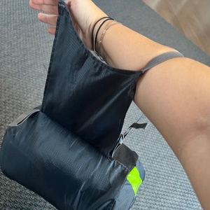 Ein Arm hängt in den Tragetaschen der Therm-A-Rest Trail Lite