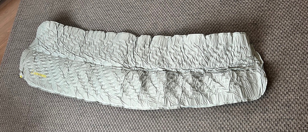 Die Therm-A-Rest Trail Lite liegt vollständig ausgebreitet auf einem Teppich