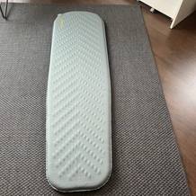 Die mit Luft gefüllte Therm-A-Rest Trail Lite liegt auf einem Teppich