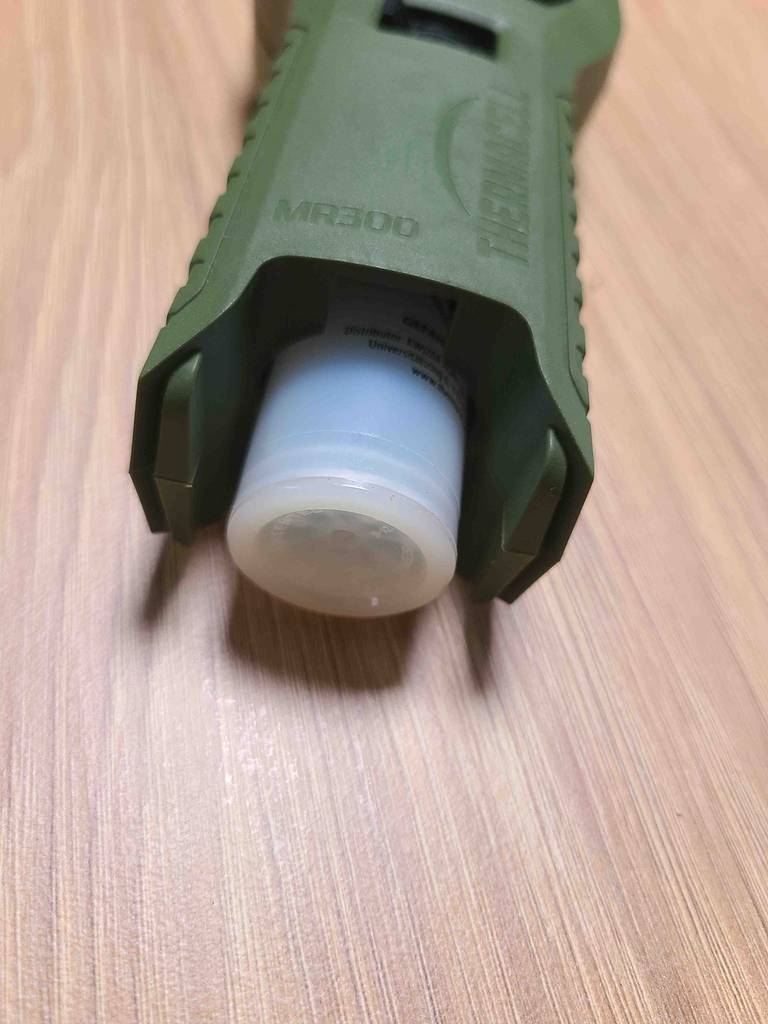 Die Gaskartusche steckt im Griff des Handgeräts inklusiver der getesteten Thermacell-Mückenabwehr.