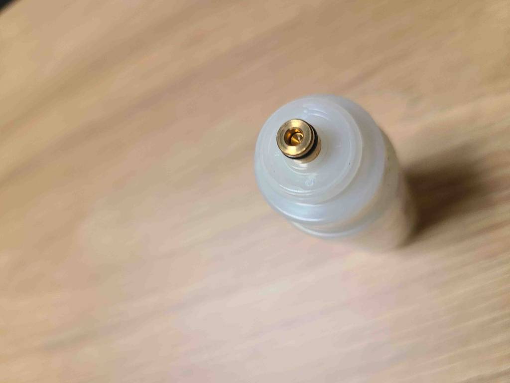 Thermacell-Mückenabwehr-Test: eine kleine Gaskartusche inklusive Anschluss von oben betrachtet.