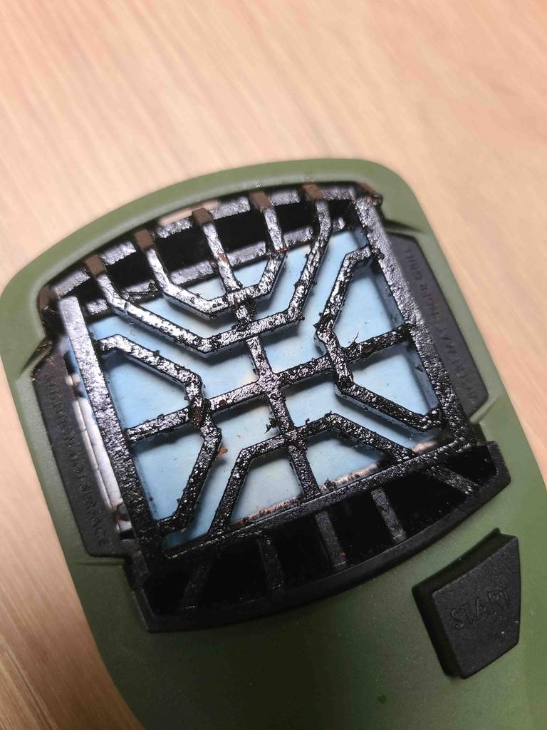Thermacell-Mückenabwehr-Test: Detailansicht der Folie innerhalb des grünen Handgeräts.