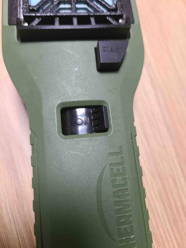 Ansicht der Einschaltvorrichtung am Handgerät der getesteten Thermacell-Mückenabwehr.
