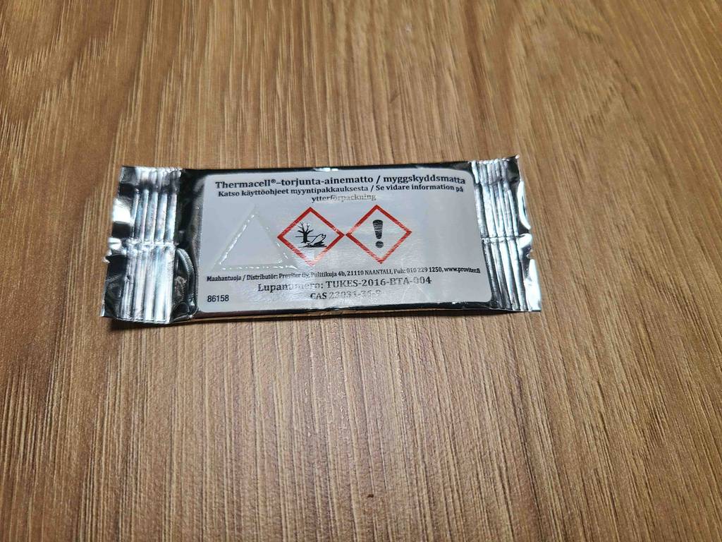 Im Test: Die Thermacell-Mückenabwehr liegt in einer Stanniolpapier-Verpackung auf einer Holzoberfläche.