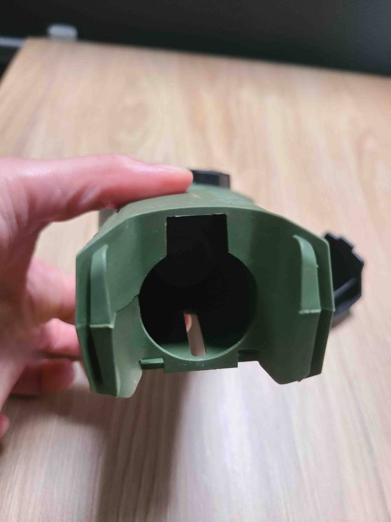 Das Handgerät mit der getesteten Thermacell-Mückenabwehr liegt in einer Hand.