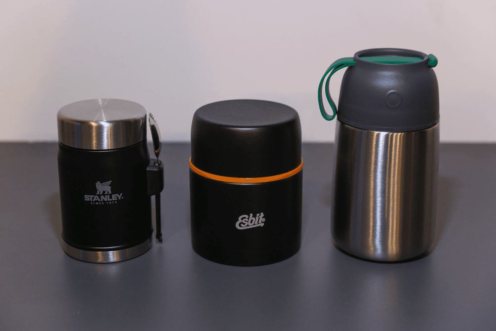 Test von Thermo-Lunchboxen: Drei unterschiedlich große Thermo-Lunchboxen stehen nebeneinander auf einem Tisch.