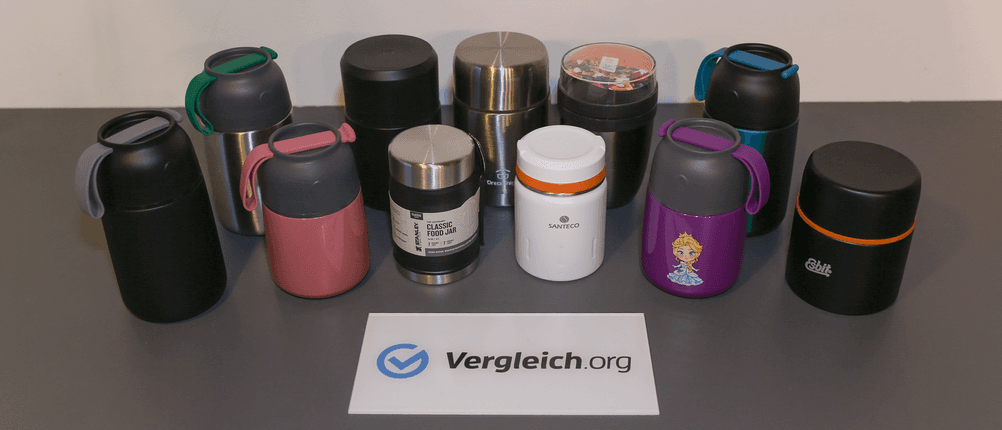 Thermo-Lunchbox-Test: Die getesteten Thermo-Lunchboxen stehen nebeneinander auf einem Tisch.