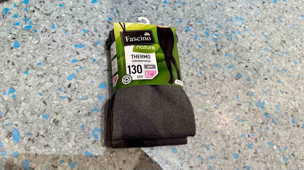Auf einem grauen Boden liegen die Thermo-Strumpfhose im Test.