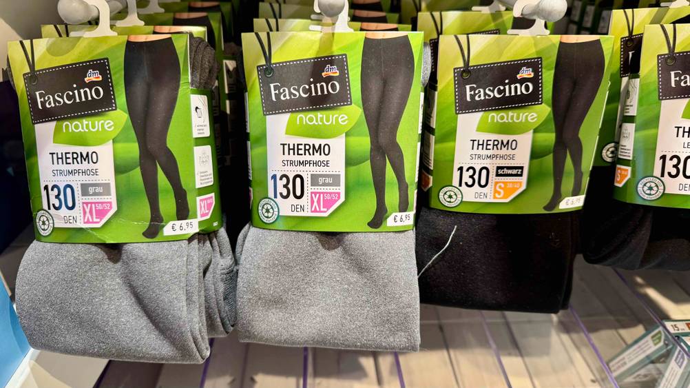 Getestet: Mehrerere Thermo-Strumpfhosen in einem Regal hängend.