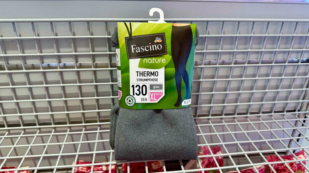 Eine getestete Thermo-Strumpfhose auf einem Gitter.