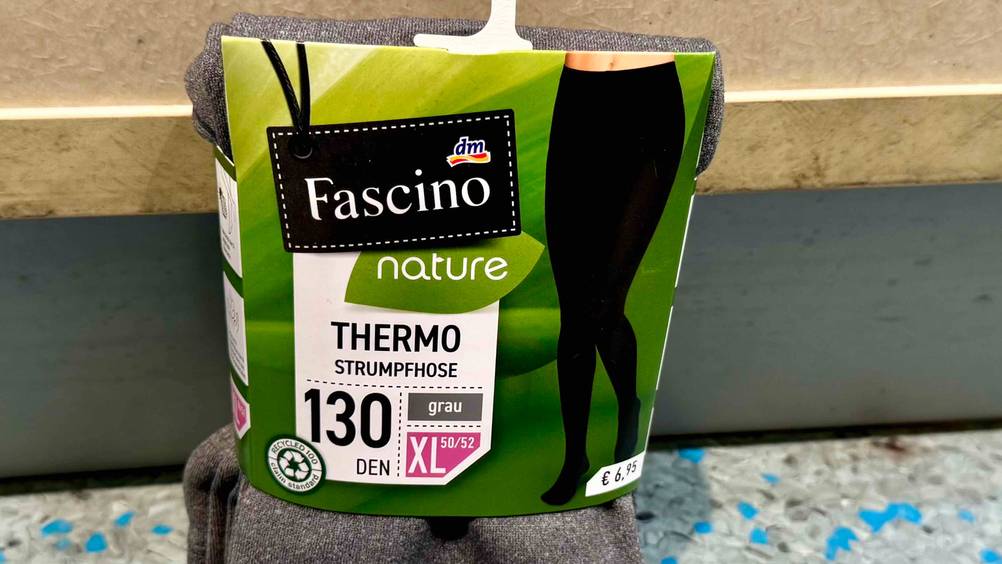 Thermo-Strumpfhose getestet: Nahaufnahme des Labels mit Logo und Artikelbezeichnung.