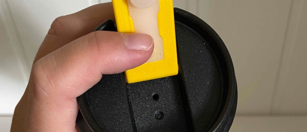 Eine Nahaufnahme einer Trinköffnung eines Thermobechers.