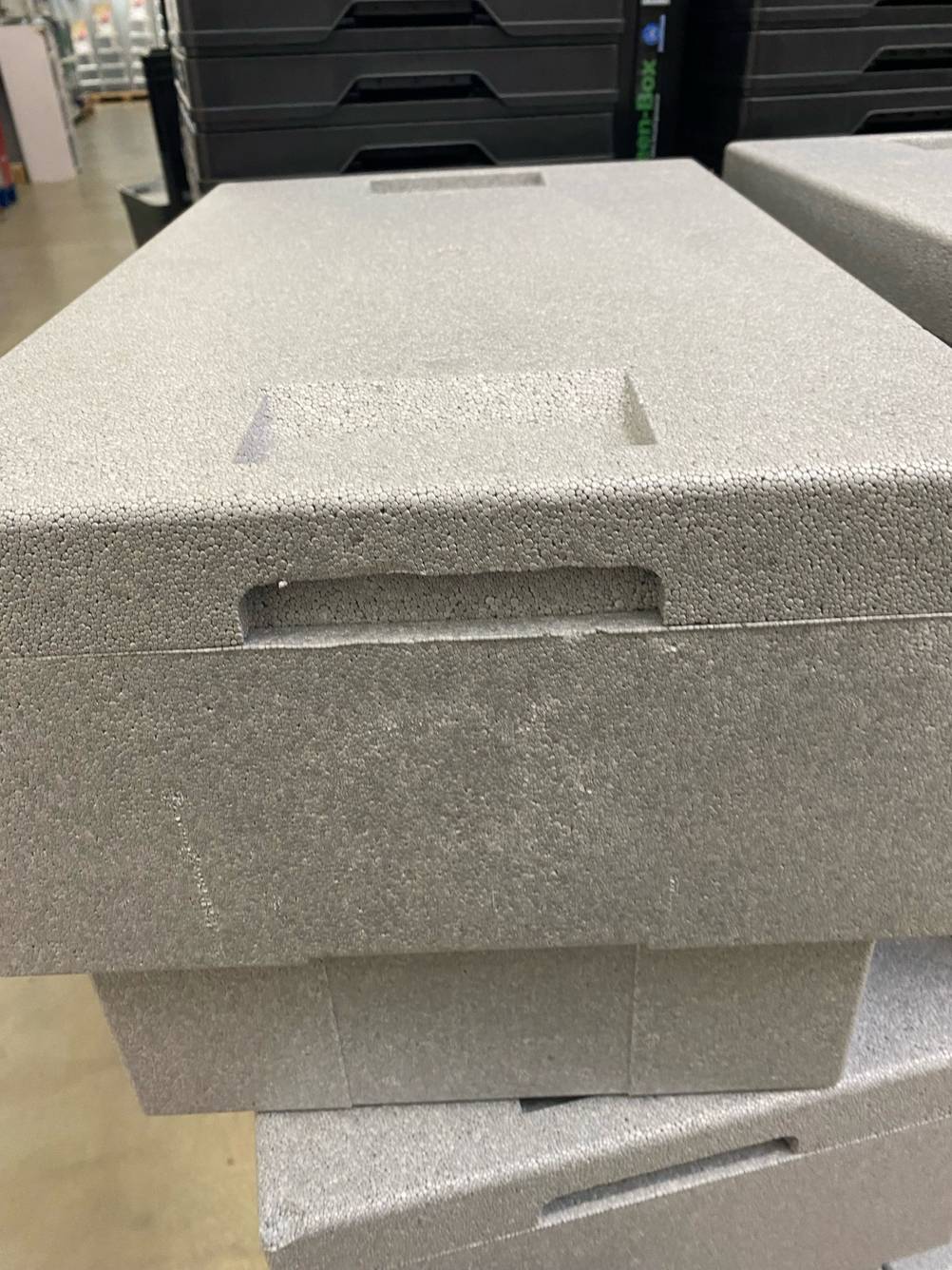 Getestet: Thermobox in Hellgrau mit Deckel steht geschlossen in einem Ausstellungsbereich.