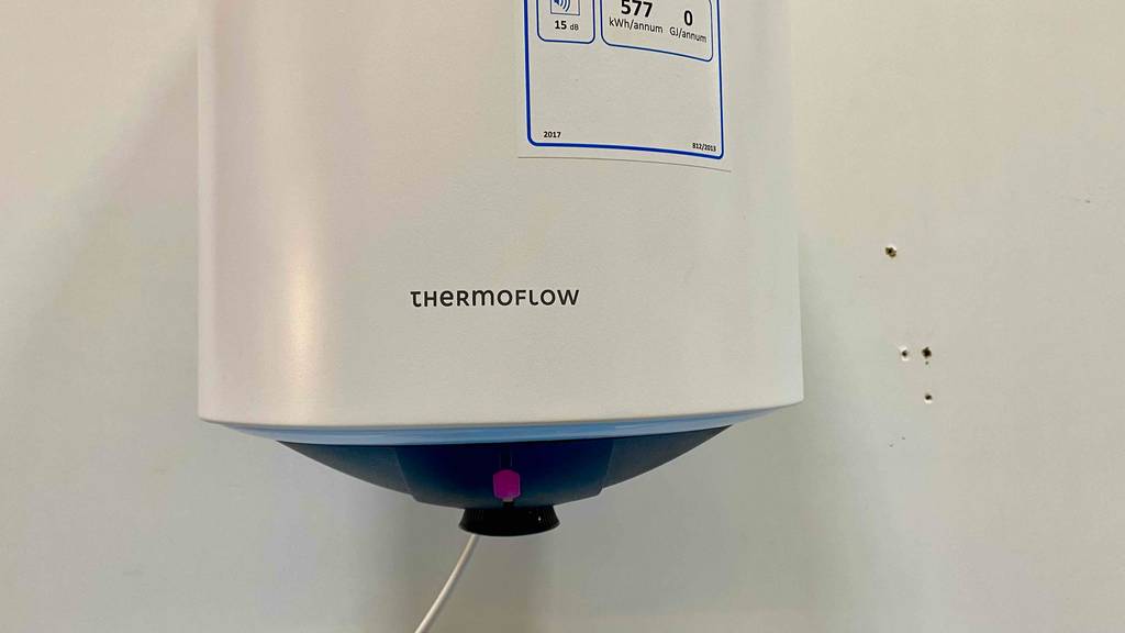 Unterer Teil eines getesteten Warmwasserspeichers30 Liter, auf dem der Markenname eingedruckt ist.