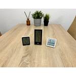 Ein Govee-H5075001DE-Thermometer, ein Ade-WS2324-Thermometer und ein Noklead-5253M-FR-Thermometer stehen nebeneinander auf einem Holztisch zum direkten Vergleich.