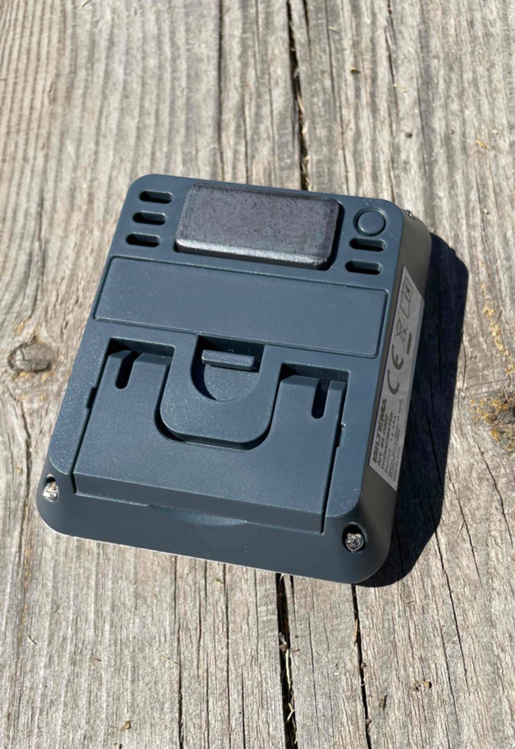 Thermometer getestet: Nahaufnahme der Rückseite mit Batteriefach auf einer Holzfläche.