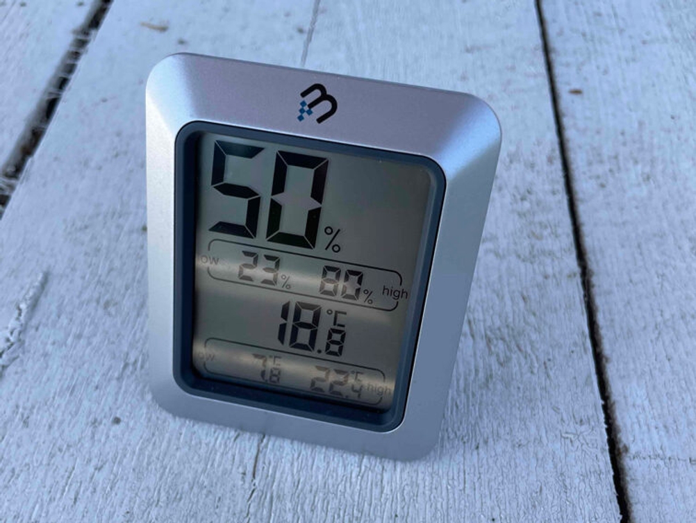 Getestet: Ein Thermometer von schräg oben auf einer Holzfläche.