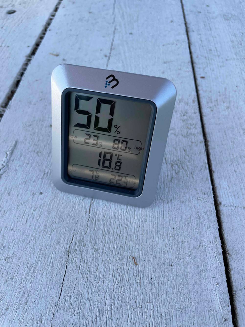 Getestet: Ein Thermometer von schräg oben auf einer Holzfläche.