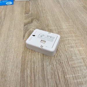 Ein Govee-H5075001DE-Thermometer zeigt den Standfuß sowie die Wandaufhängung auf der Rückseite in einer Detailansicht.