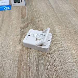 Der Standfuß eines Thermometers zur Aufstellung auf einer ebenen Fläche ist ausgeklappt.