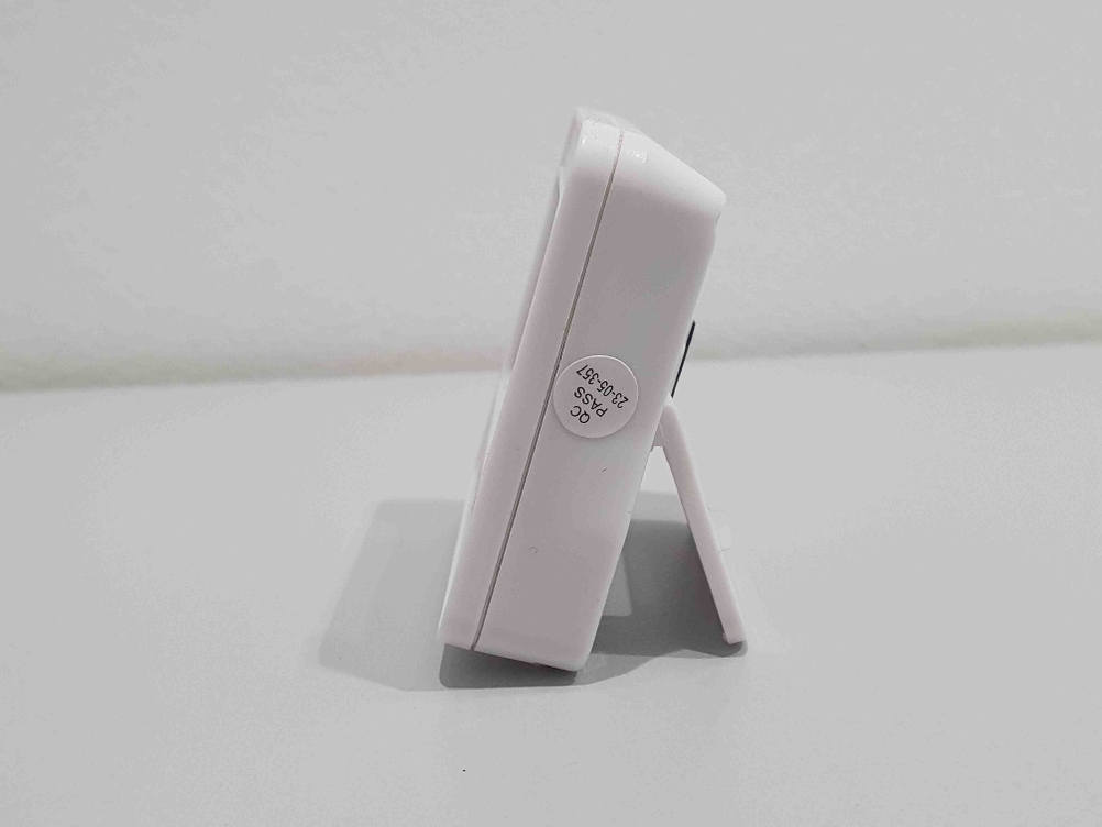 Ein Thermometer im Test von der Seite auf einer hellen Fläche.