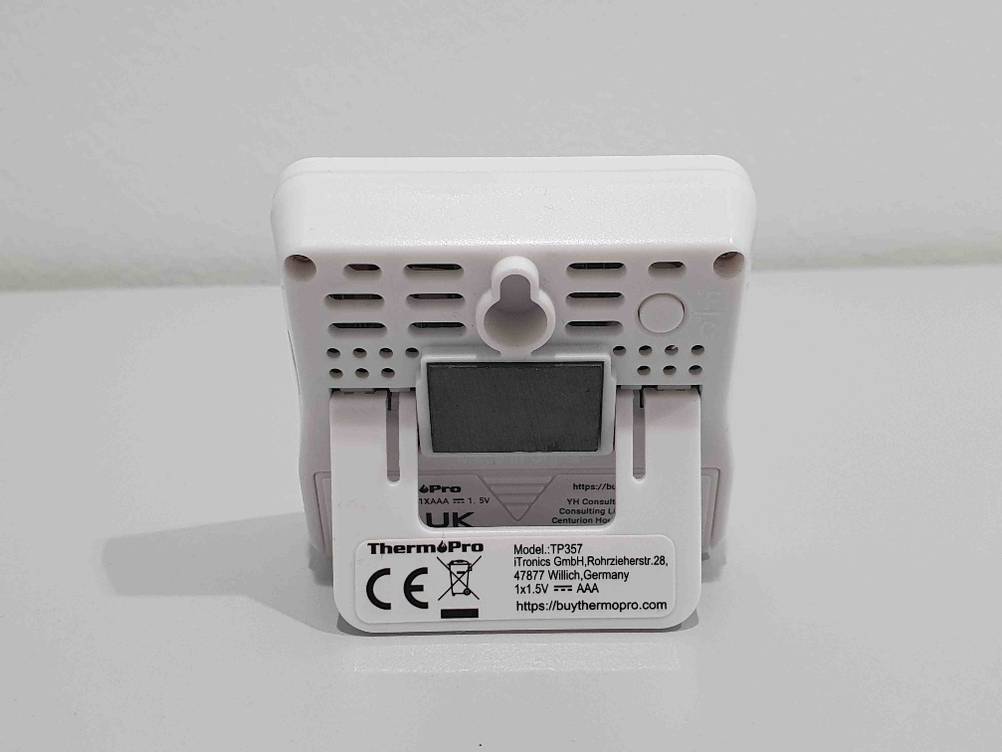 Thermometer getestet: Ein Gerät von hinten mit Informationen.