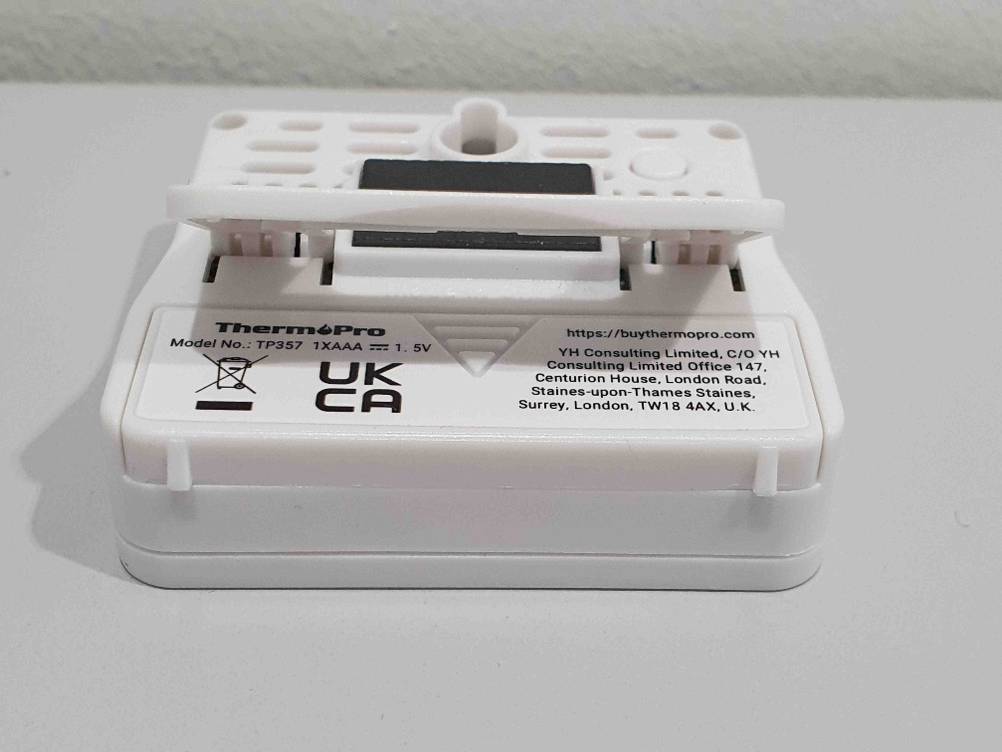 Thermometer im Test: Nahaufnahme des Batteriefachs.